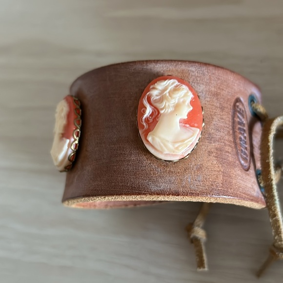 Vintage leather cuff bracelet - Picture 5 of 5